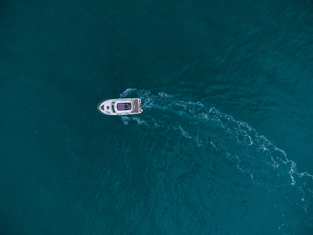 Ariel image of a boat on the water for a boat accident attorney in Kansas City to investigate.